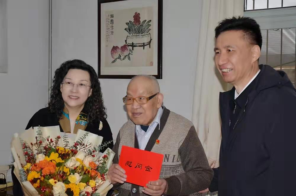 濟南產(chǎn)發(fā)集團黨委副書記、總經(jīng)理黃蓓走訪慰問離休老干部、老黨員