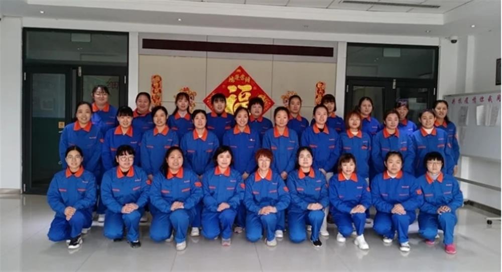 巾幗綻芳華！金鐘科技集團(tuán)精密儀器車間應(yīng)變計(jì)班：精密儀器生產(chǎn)線上的“解題人”